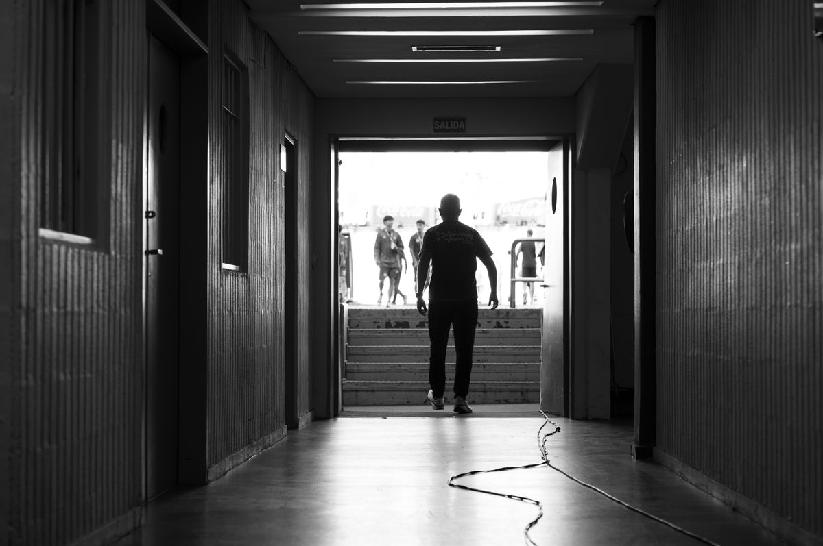 Dans le tunnel, avant d'entrer sur le terrain